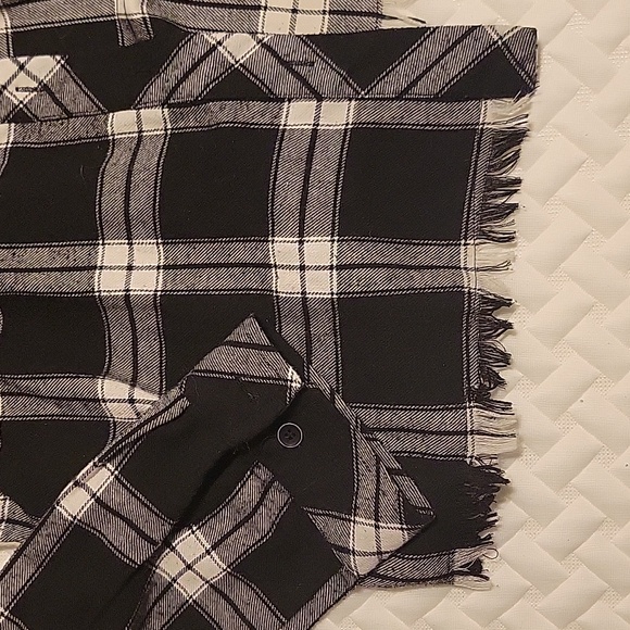 LILYMAES Black Plaid Flannel Button Up - Size M - Picture 4 of 4